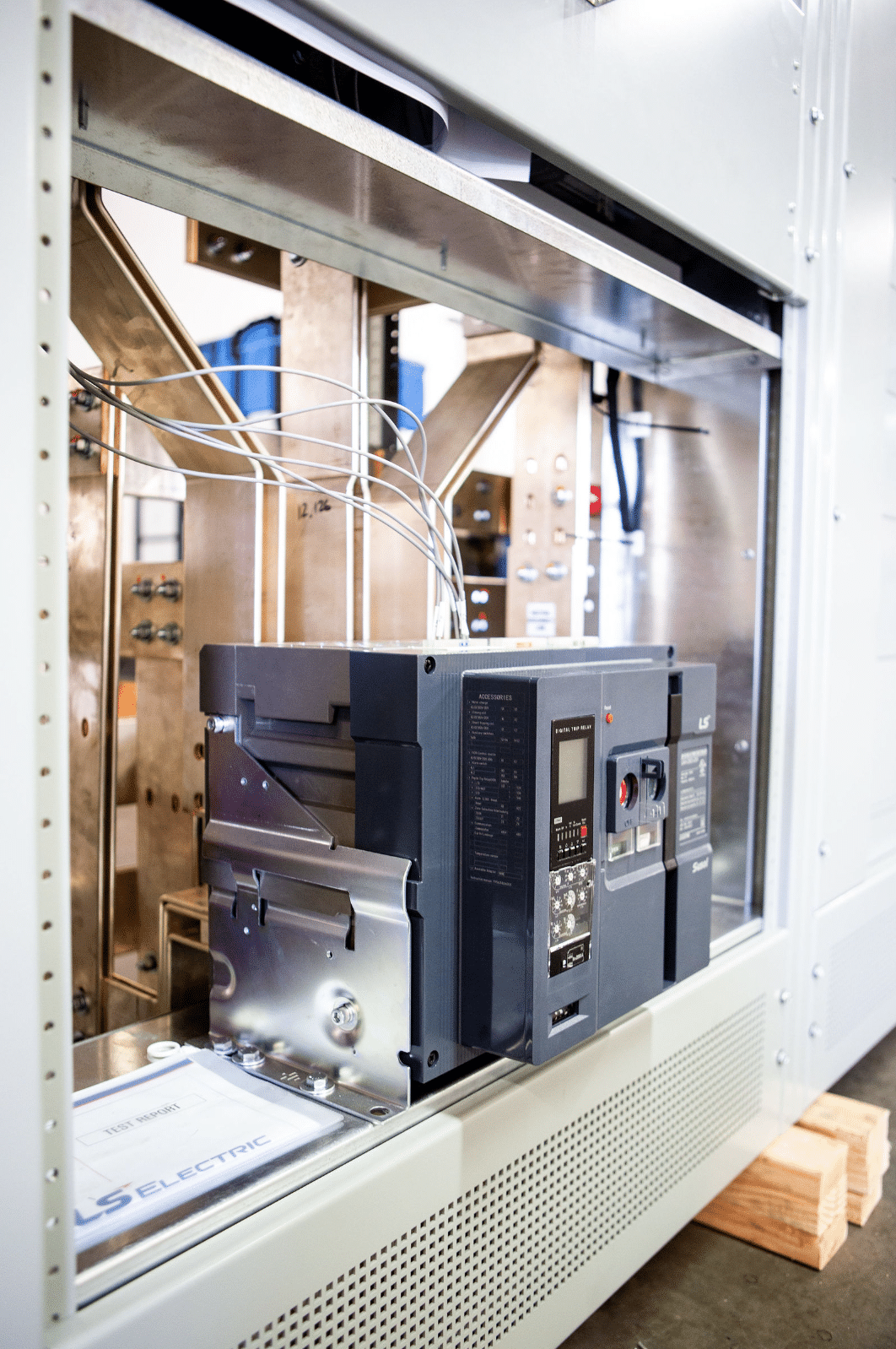Image demonstrating simplified panelboard configurations for industrial projects.